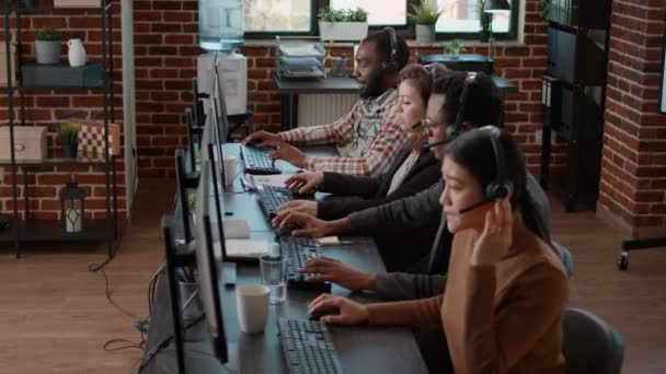 Pracovníci kanceláře pracují v call centru, aby pomáhali lidem — Stock video