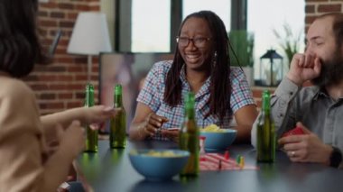 Erkekler ve kadınlar eğlence için masa oyunları oynuyorlar.