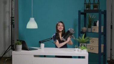 Kadın vlog kaydedici kamera üzerinde hafif öneri yapıyor