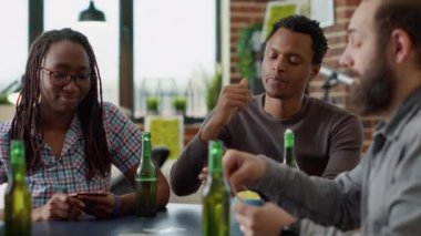 Kartlarla oyun oynayan Afrikalı Amerikalı bir adamın portresi.