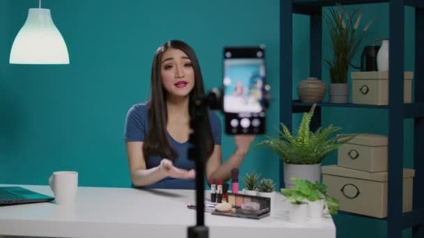 Akıllı telefon kamerasıyla makyaj dersi veren Asyalı bir kadın. — Stok video