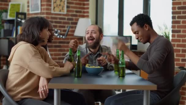 Ευτυχισμένοι φίλοι που απολαμβάνουν τη συγκέντρωση με μπύρα και σνακ — Αρχείο Βίντεο