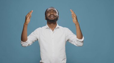 Afro-Amerikalı dua ediyor ve servet kazanmak için yalvarıyor.