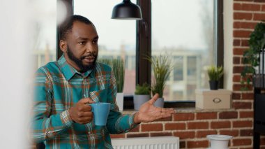 Genç adam yaratıcı insanlara çizim becerileri öğretiyor.