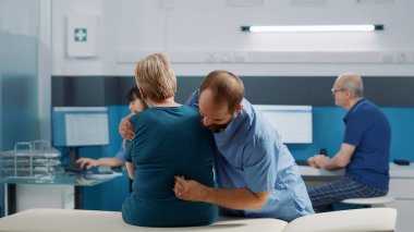 Erkek osteopat ve yaşlı hasta fiziksel kemik kırma egzersizi yapıyor.