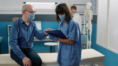 Danışmanlık randevusunda not alan kadın hemşire.