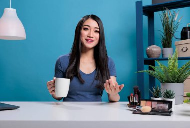 Asyalı yaratıcı vlog yazarının portresi güzellik içeriğini filme alıyor