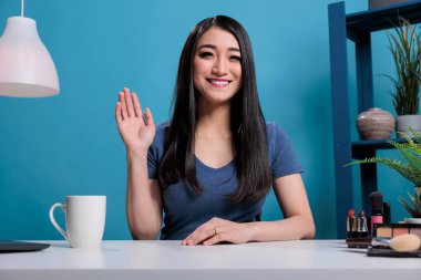 Makyaj sanatçısı, yayın aboneliklerini karşıladı