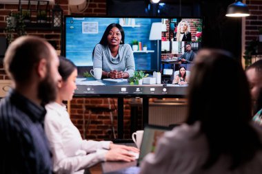 Çevrimiçi video çağrısında çok ırklı başlangıç ekibi mesai yapan meslektaşlarıyla birlikte