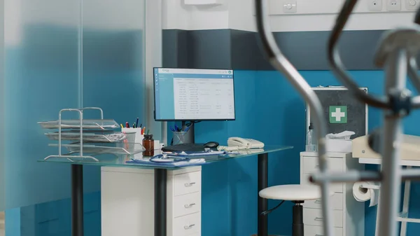 Mesa de escritório vazia com monitor de computador para trabalhar no sistema médico — Fotografia de Stock