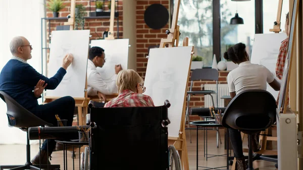 Vecchia donna con disabilità con la matita per disegnare opere d'arte vaso — Foto Stock