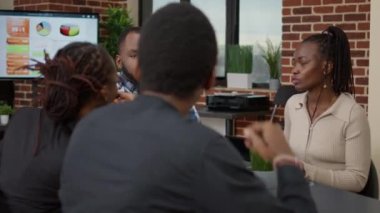 Ofis çalışanlarından oluşan bir ekip projeyi tartışmak için brifing toplantısına katıldı