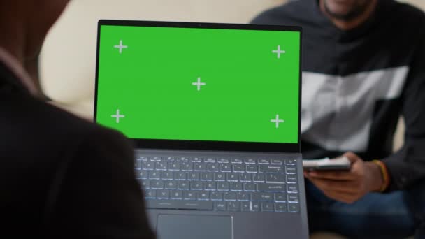 Kontorsarbetare som håller bärbar dator med grön skärm bakgrund — Stockvideo