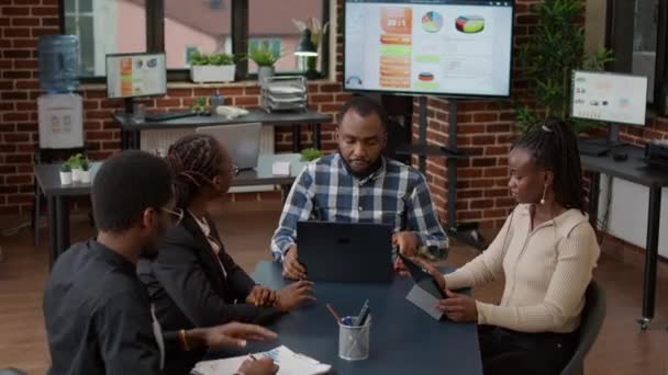 Team afrikanischer Amerikaner trifft sich im Büro, um Geschäftsstrategie zu planen — Stockvideo