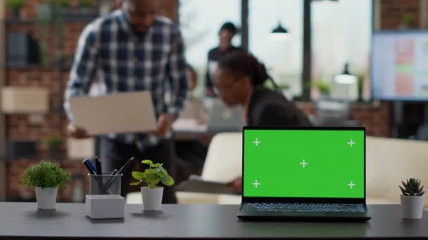 Office desk with green screen on laptop computer in workplace — Vídeo de stock