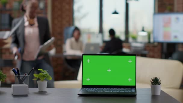 Businesspeople having green screen background on laptop — стоковое видео