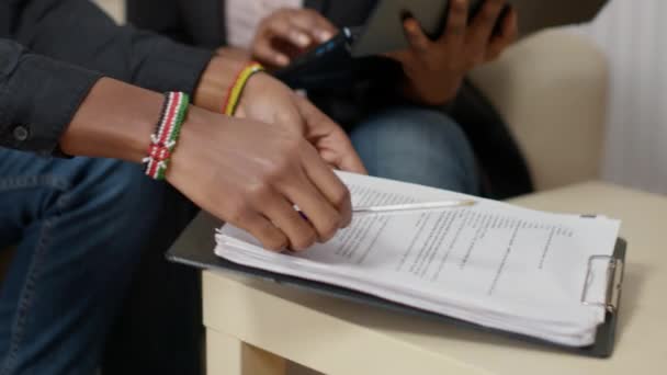 Homme d'affaires signant un contrat de travail et prenant des notes sur les papiers — Video