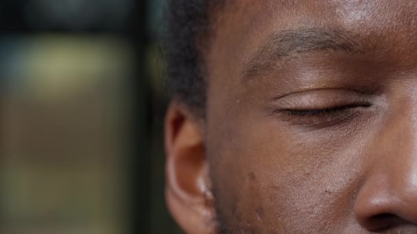 Makró felvétel férfi mutatja fél arc és az egyik szem — Stock videók