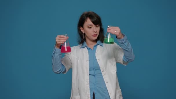 Науковий фахівець, що аналізує формулу рідини в скляному стакані — стокове відео