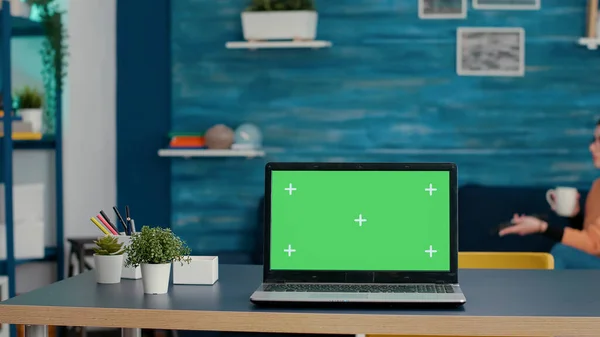 Schermo verde sul computer portatile moderno in soggiorno — Foto Stock