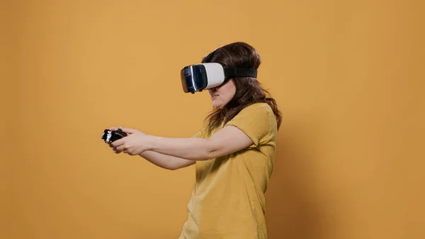 Mujer ganar difícil nivel de juego usando gafas vr y controlador de consola — Foto de Stock