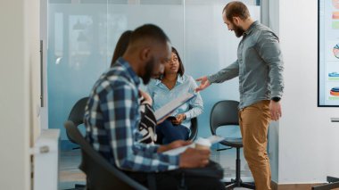 Büro çalışanı, kadın adayların iş bulma toplantısına katılmasını istiyor