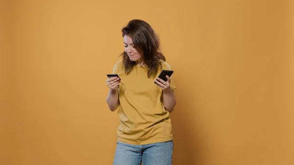 Портрет женщины в восторге от онлайн-покупок со смартфоном, печатающим данные кредитной карты — стоковое фото