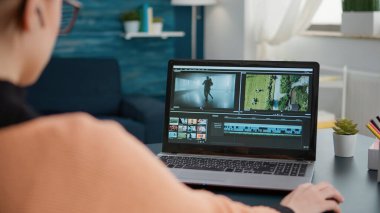 Montaj yapmak için video düzenleme yazılımı üzerinde çalışan tasarım öğrencisi