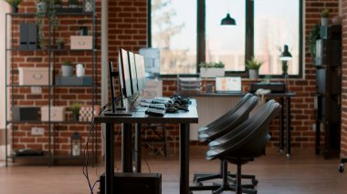 Ofiste çağrı merkezi telekomünikasyon için kullanılan kimse yok.