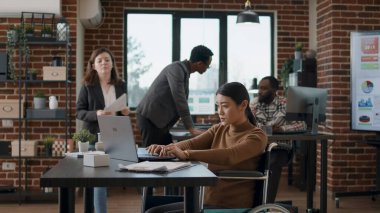 İş arkadaşları belgelerdeki iş çizelgelerini inceliyor