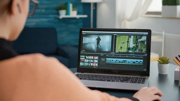 Étudiant en design travaillant sur un logiciel de montage vidéo pour faire du montage — Photo