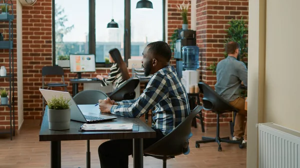 İş başvurusu toplantısında İK müdürünü selamlayan genç bir kadın.