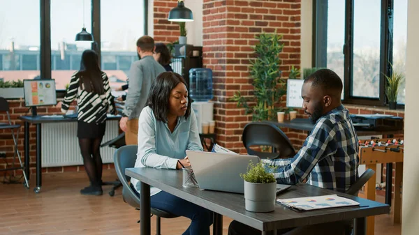 İş görüşmesinde Afrikalı Amerikalılar selamlıyor