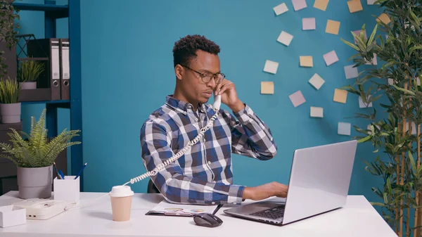 Ofisteki sabit telefon görüşmesine erkek operatör cevap veriyor.