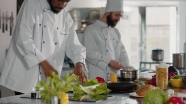 Genç aşçı sağlıklı yemek yapmak için kereviz hazırlıyor