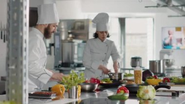 Otantik aşçı gurme tabağında parmesan peyniri rendeliyor.