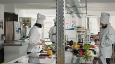 Kadın aşçı fırına organik malzemeler koyuyor.