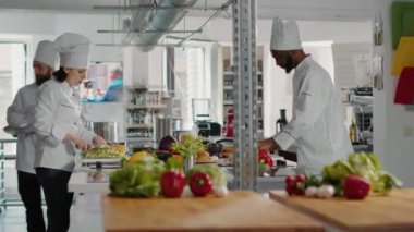 Erkek ve kadın organik yemek pişiriyor. Kereviz ve sebzeyle.