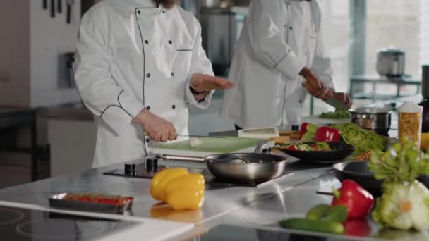 Автентичний шеф-кухар готує вегетаріанську страву з зубчиком часнику — стокове відео