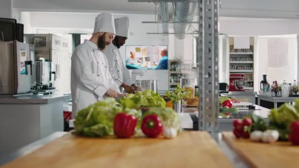 Portret van gourmet kok snijden groene salade op snijplank — Stockvideo