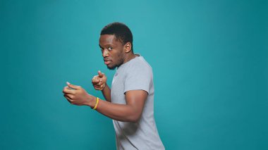 Silahlı tatbikat için havalı tüfekle vurulan kişi.