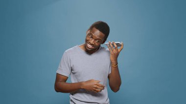 Akıllı telefon web sitesinde internet gezen modern kişi