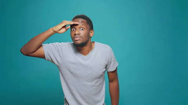 Confused person using hand over forehead to look around — Stock Photo, Image