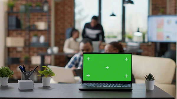 Imprenditori che hanno sfondo schermo verde sul computer portatile — Foto Stock