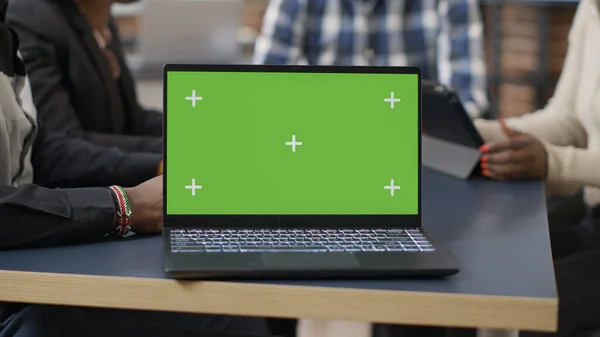 Laptop display with green screen background on office desk — Stock Photo, Image