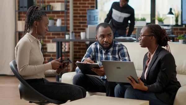 İş adamları satış istatistiklerini analiz etmek için takım çalışması yapıyor