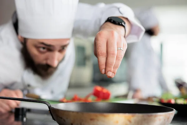 Especialista em gastronomia preparando prato com legumes frescos e orgânicos na cozinha — Fotografia de Stock