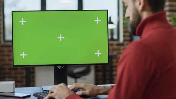 Executive manager op zoek naar monitor met groen scherm — Stockfoto