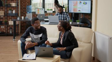 Bir grup insan beşlik çakıyor ve iş başarısını kutluyorlar.