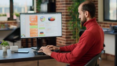 Araştırma istatistikleri oluşturmak için yürütme projesini analiz eden ofis çalışanı